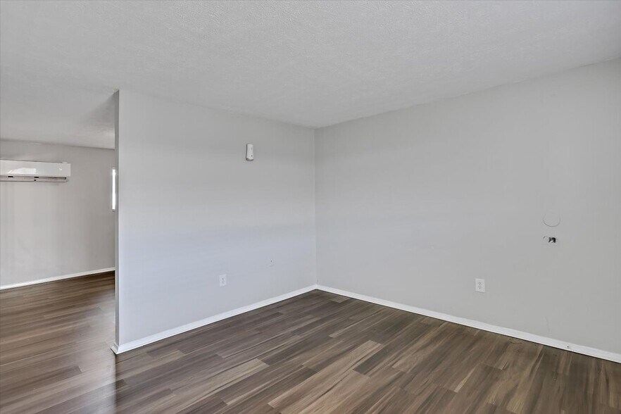 Building Photo - 216 Gunter St