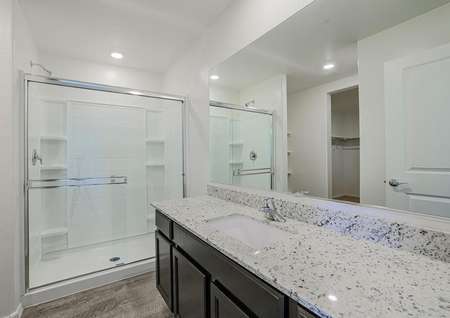 Master bathroom - 2517 N McDonald Ln