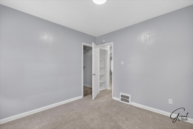 Building Photo - $1200 2 bedroom ranch