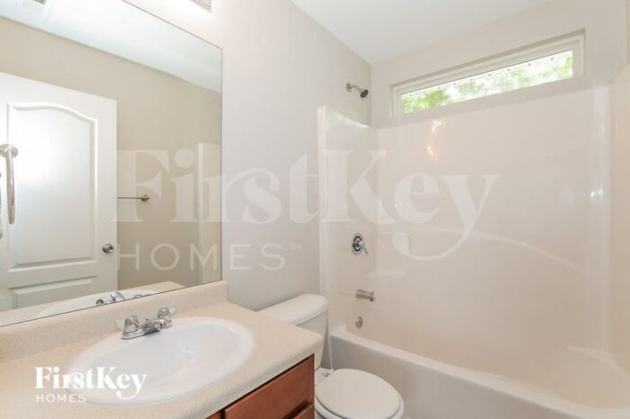 Building Photo - 323 Lobdale Falls Dr