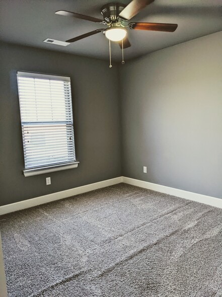 Building Photo - 700 Hawthorn Way