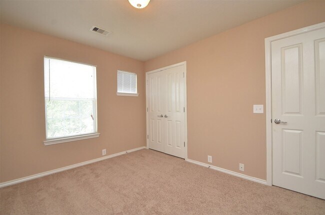 Building Photo - 915 Butterfly Ln