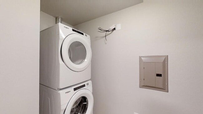 Building Photo - Condo Style Lower 2 Bedroom 2 Bathroom Apartment is Available