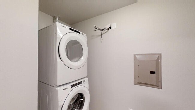 Building Photo - Condo Style Upper 2 Bedroom 2 Bathroom Apartment is Available