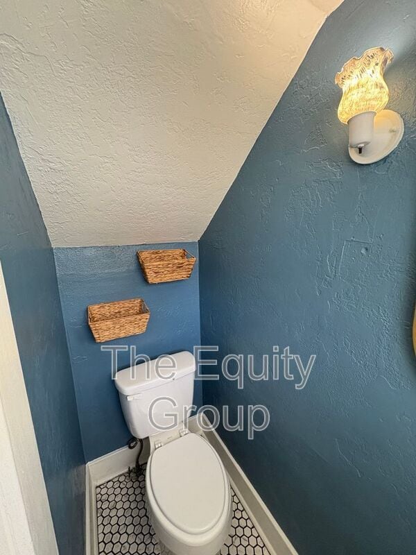 Building Photo - 209 E 11th St