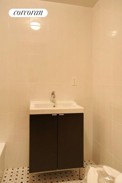 Building Photo - 382A 6th Ave