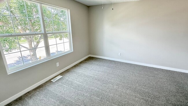 Building Photo - Fully Remodeled 2 Bedroom Townhome in Sout...