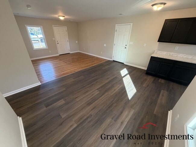 Building Photo - Cozy 3 Bedroom