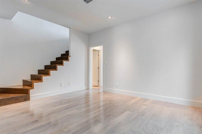 Building Photo - 1222 Marconi St