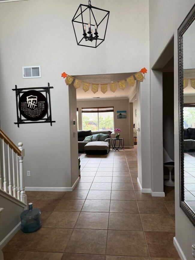 Building Photo - Gorgous 4 bedroom, 3 full bath home with pool