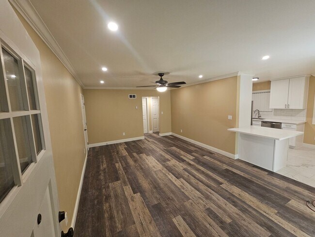 Building Photo - Encinitas Renovated Two Bedroom Apartment