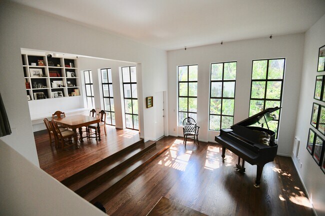 Primary Photo - 23 Midway St