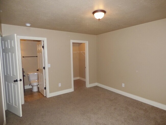 Building Photo - 3 Primary Suites 2 Car Garage Townhome in Sandy