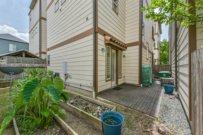 Building Photo - 6107 Stillman St
