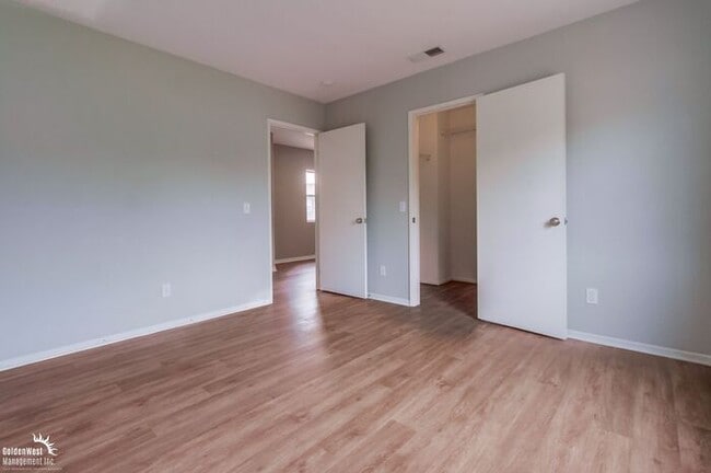 Building Photo - Beautifully 5Bdm 3.5Ba Home in Prime Location