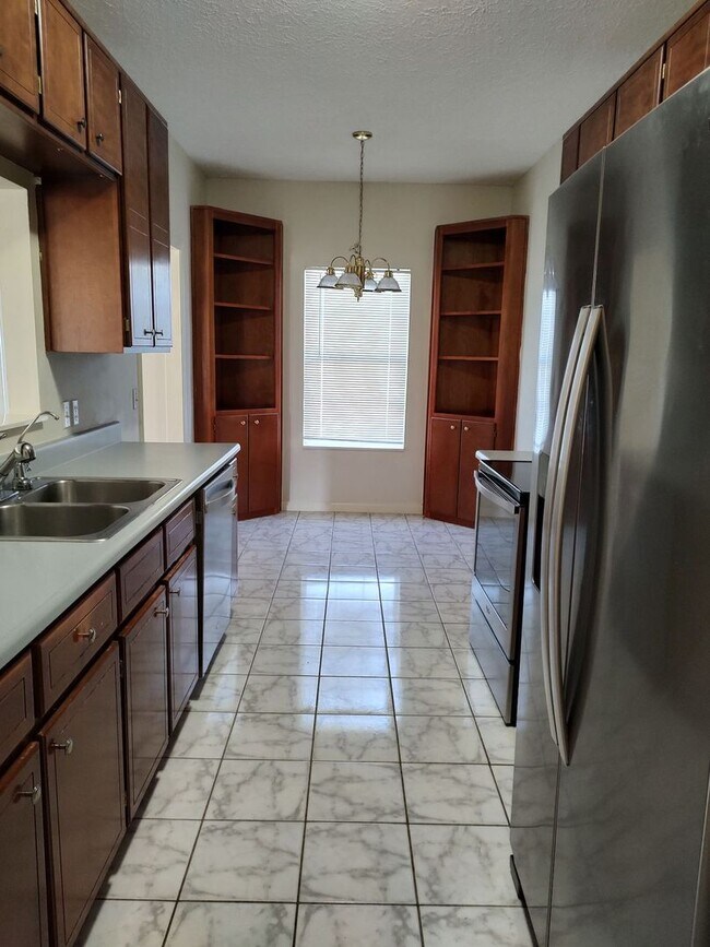 Building Photo - Spacious Home Conveniently Located in a Quiet Neighborhood!