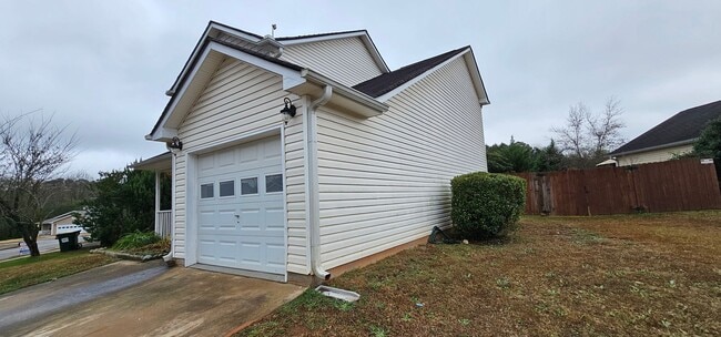 Building Photo - Charming 3 Bedroom, 2.5 Bath Home in Pike County!