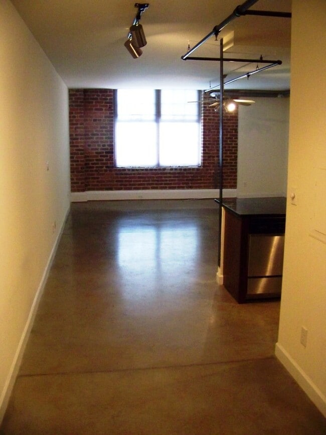 Building Photo - 1 BR / 1 BA Fabulous, One Bedroom in Manchester, Available June 1st!