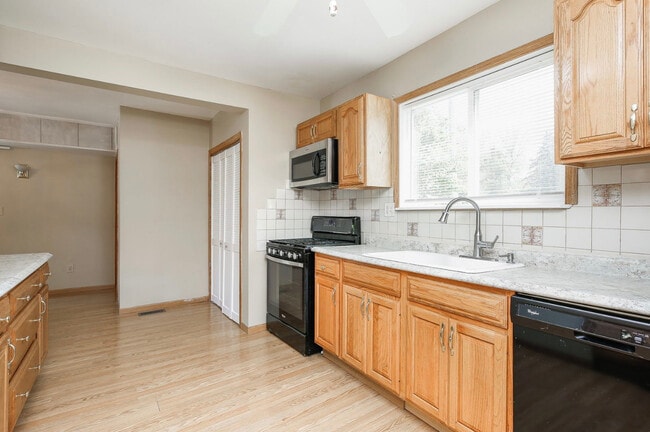 Building Photo - 804 N Van Buren St