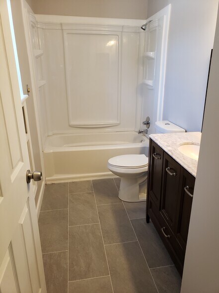 Main Bath - Upstairs - 41164 N Woodbury Green Dr