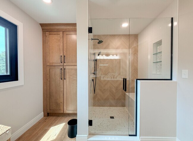 Building Photo - 2318 Hillside Ct