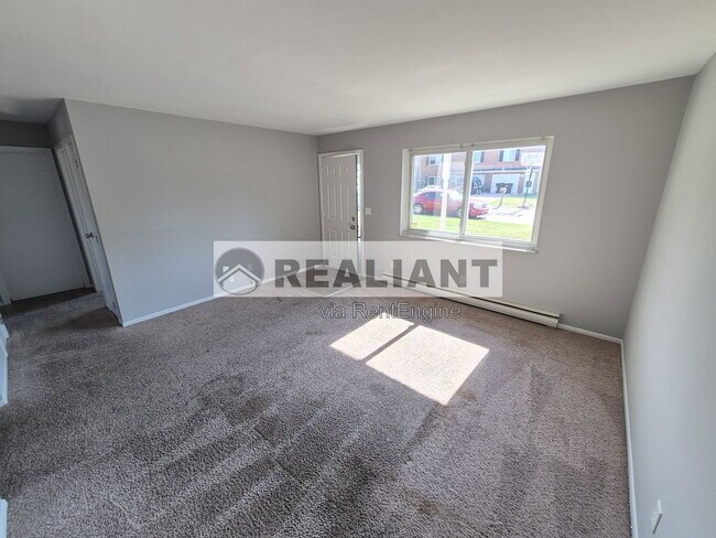 Building Photo - 5085 Wooddale Dr