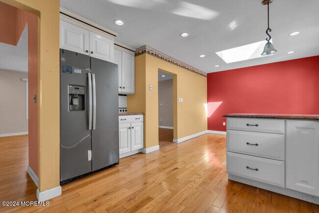 Building Photo - 691 Sussex Ct