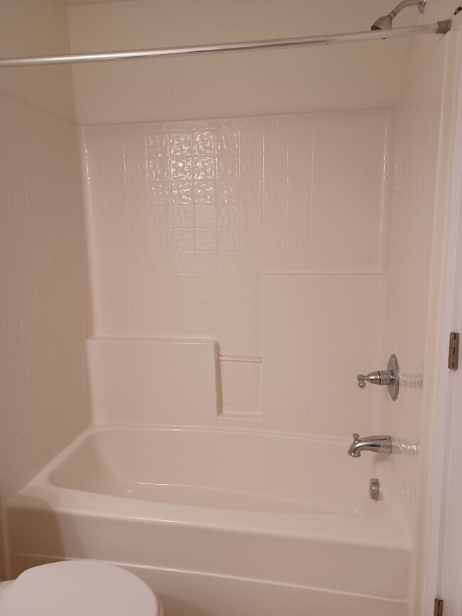 Building Photo - Spacious 4 Bedroom in Chics Beach