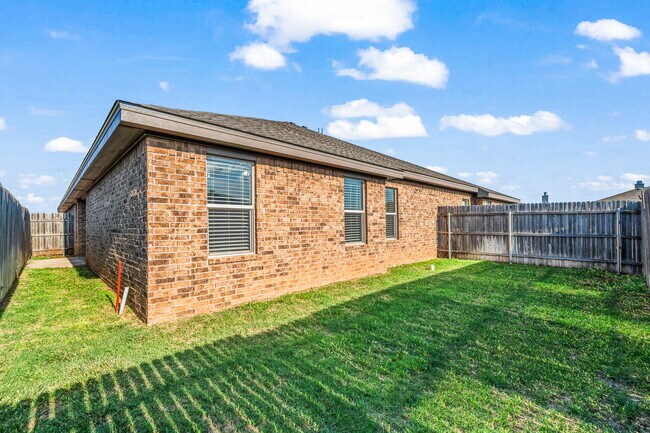 Building Photo - Spacious 3-Bedroom Duplex with 2 Full Bath...