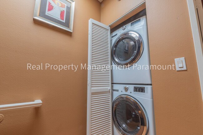 Building Photo - Stunning 2 Bedroom Townhouse in a Peaceful Neighborhood