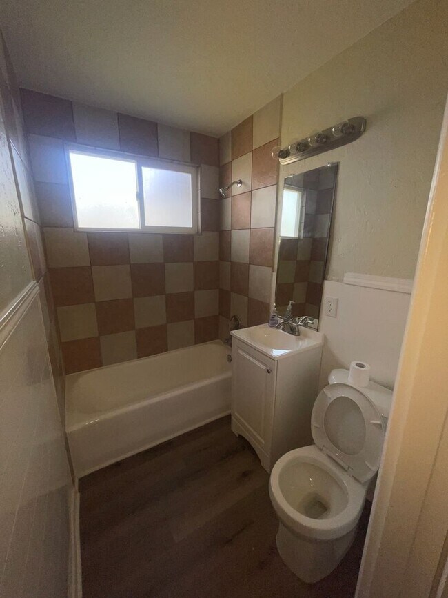 Building Photo - Comfortable Living in Mojave - Move In Ready 2bd & 1bth - Big Backyard