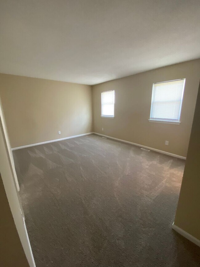 Building Photo - Spacious Townhouse with Fenced Backyard