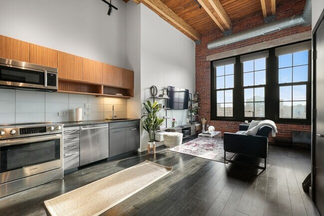 Building Photo - 319 A St