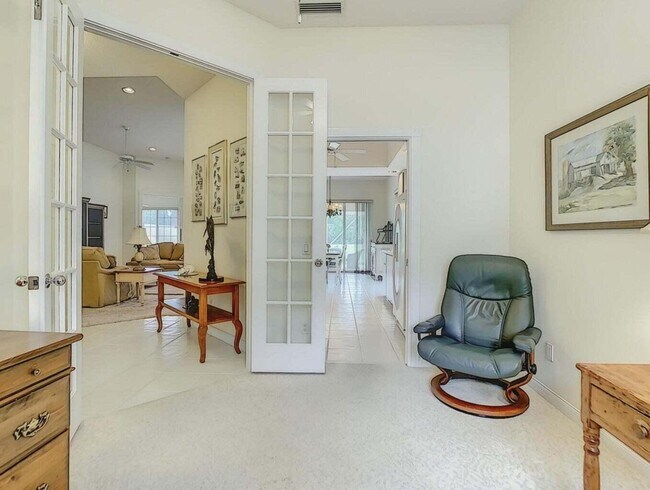 Building Photo - 8533 SE Palm Hammock Ln