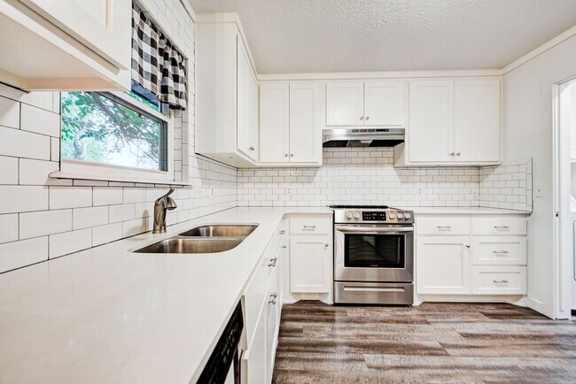 Building Photo - 903 S Berry Rd