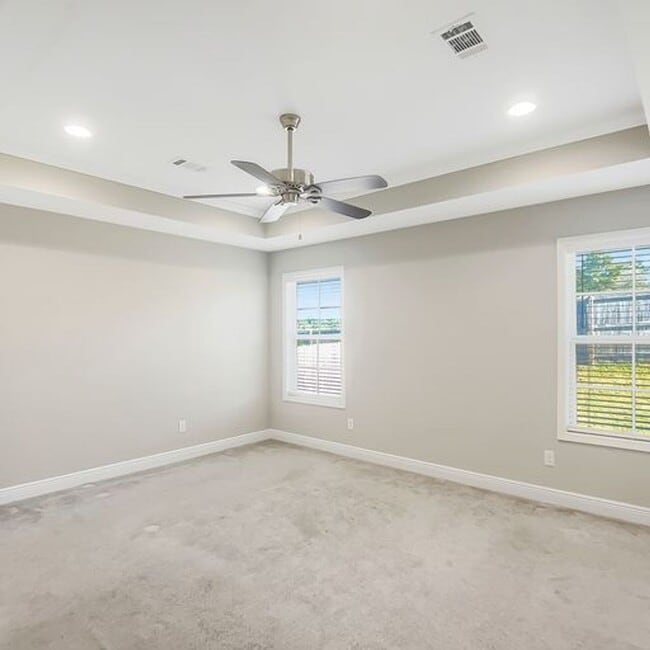 Building Photo - Beautiful 3 Bed 2 Bath Available in July!