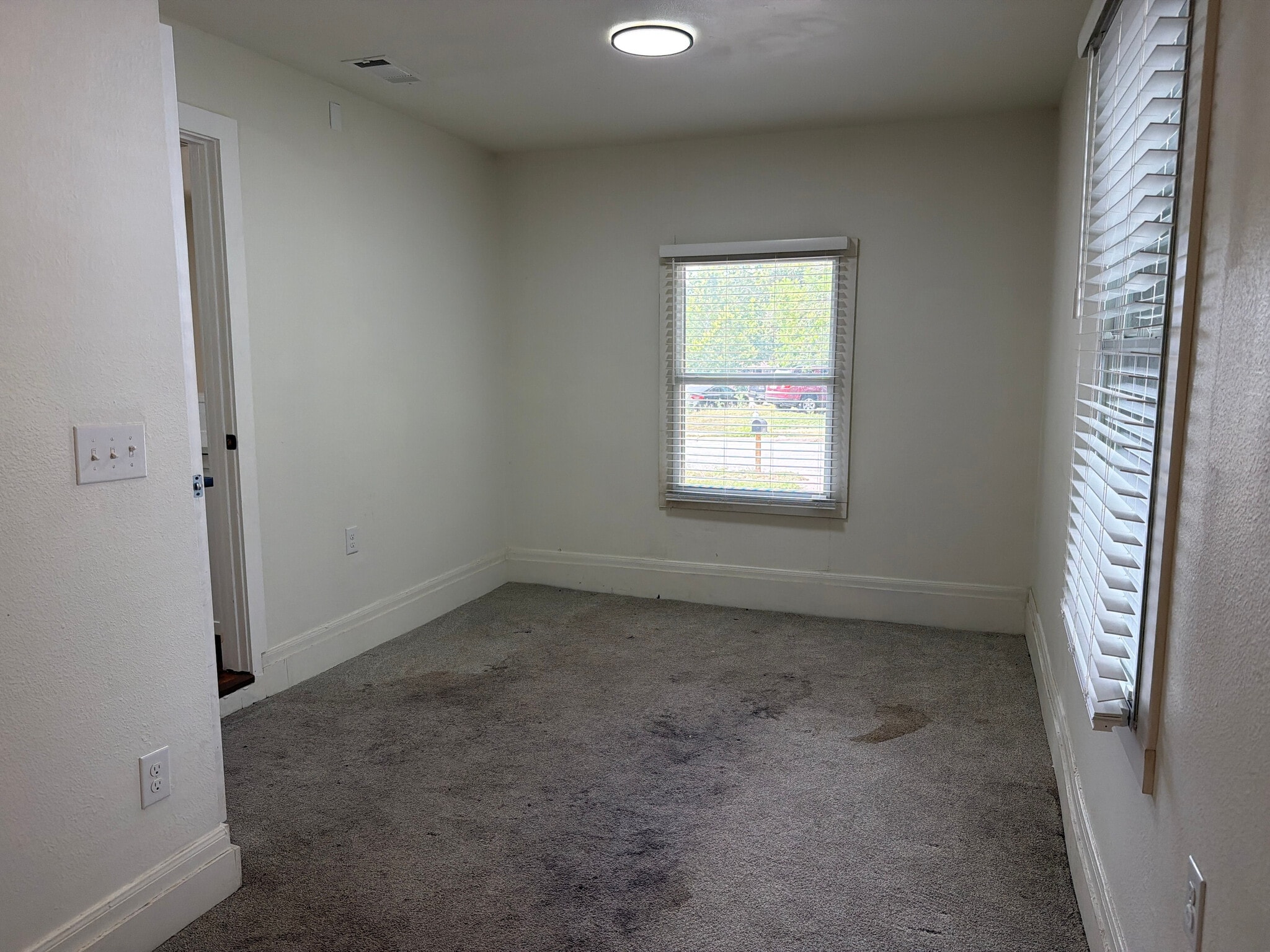 Building Photo - Room in House on Rockridge Dr