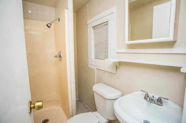 Building Photo - Lovely Rear Unit with a Yard!