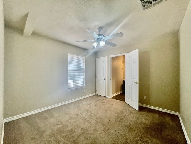 Building Photo - Walk to campus! Walk downtown! Fenced yard! Flat Rate Utilities!