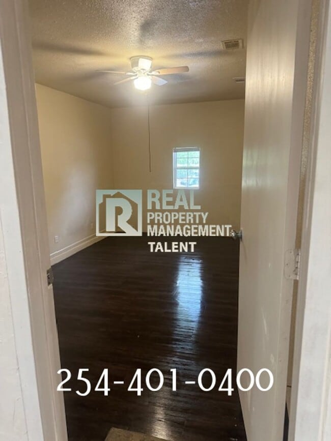 Building Photo - DEAL ALERT! Charming Vintage 3-bedroom, 1-...