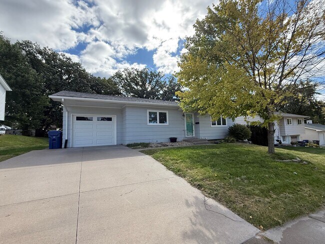 Building Photo - Charming 3 Bed, 1 Bath Home in Quiet Bette...
