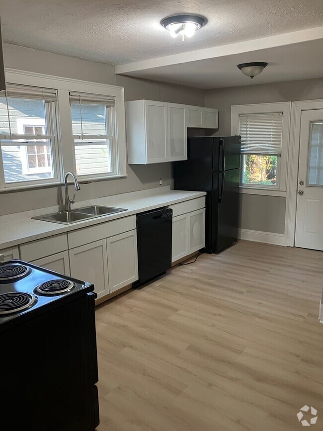 Building Photo - Spacious 4BR 2 Bath Colonial