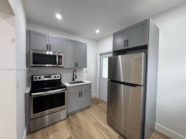 Building Photo - 4028 SW 11th St