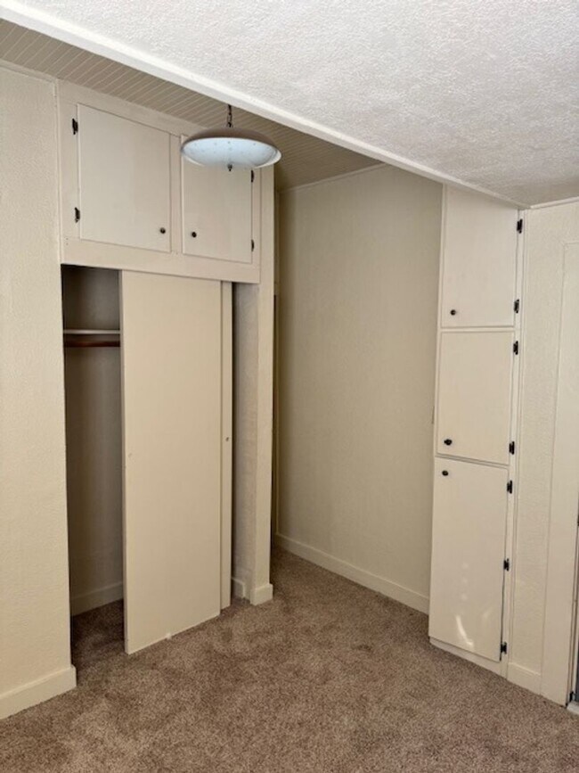 Building Photo - Charming Vintage Home