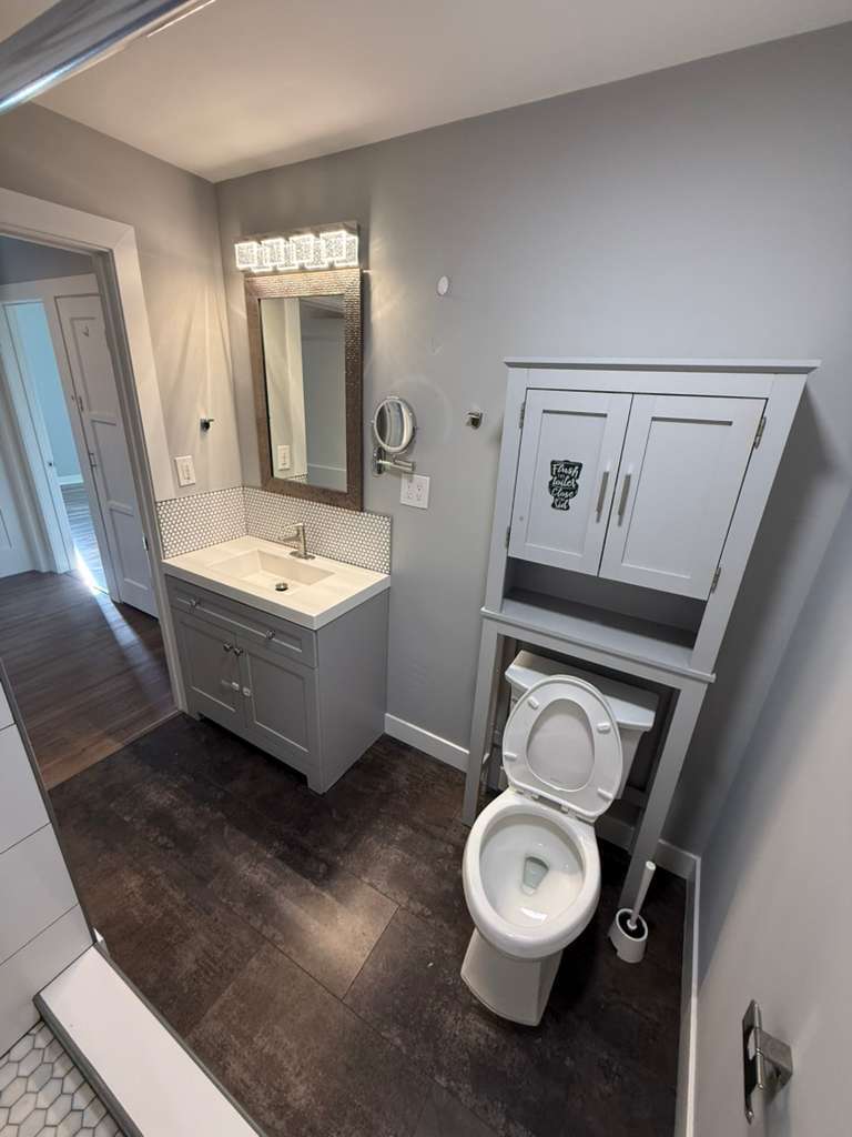 Full Hallway Bathroom - 495 Queen Anne Dr