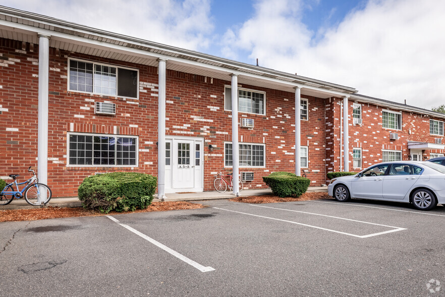 Building Entrance - Lantern Court Apartments