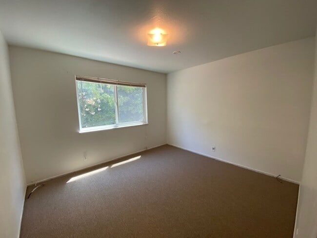 Building Photo - 3158 Moorpark Ave