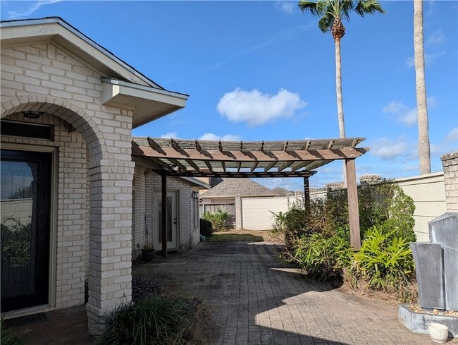 Building Photo - 7413 Long S Dr