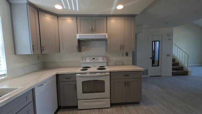 Building Photo - Cute two bedroom condo