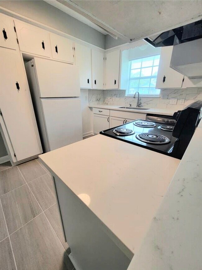 Building Photo - 701 18th Ave N